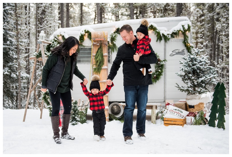 Calgary Vintage Trailer Holiday Mini Photo Session